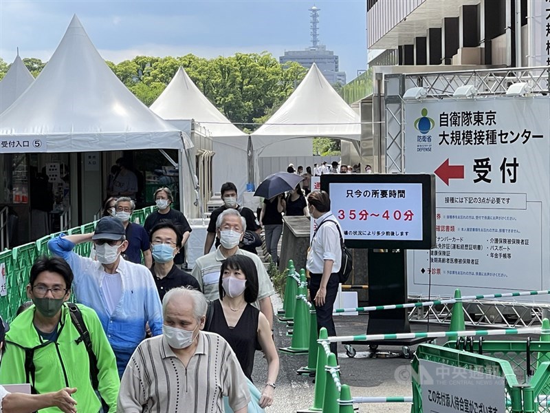 日本自衛隊設置在東京都及大阪府的大規模疫苗接種中心,從17日起將施打對象年齡放寬到18歲以上。圖為位於東京都的接種中心會場。中央社記者楊明珠東京攝 110年6月17日