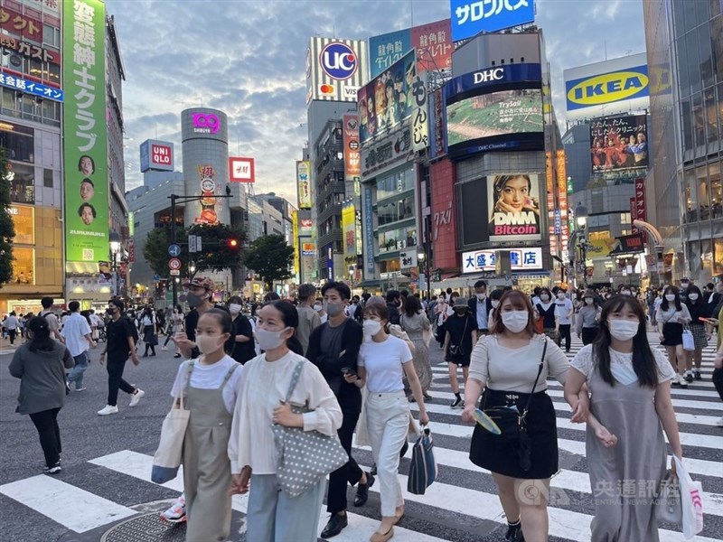 傳日本政府已決定政策方針,除沖繩縣外其餘9地如期解除「緊急事態宣言」。圖為12日東京都澀谷站外的「澀谷全向交叉路口」人潮。(中央社檔案照片)