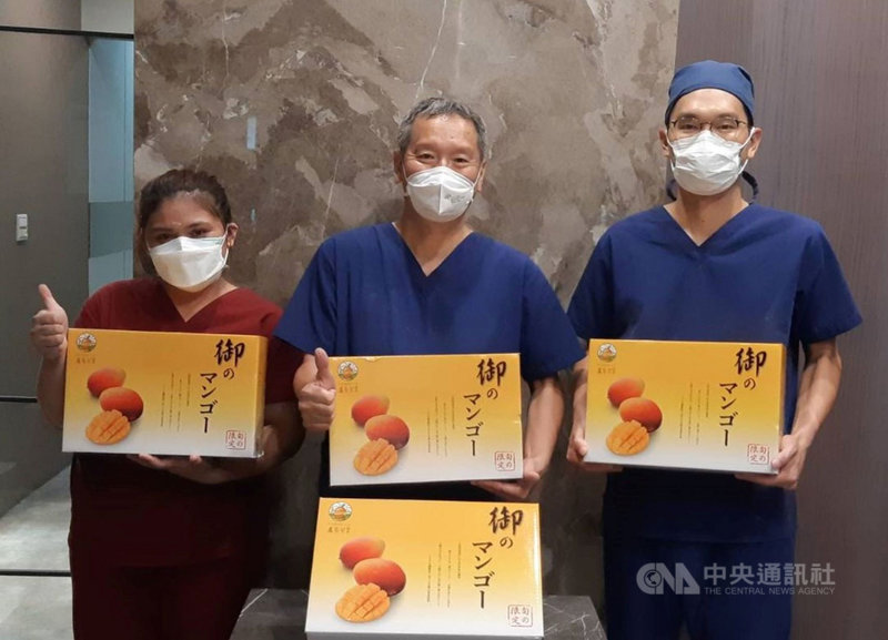受武漢肺炎疫情影響,民眾減少外出,創世基金會捐款因此減少許多,屏東分院表示,屏東枋山芒果農盧旺昇捐贈的芒果禮盒目前認助不到5成,呼籲社會大眾可打電話訂購或線上預訂,幫助植物人家庭及創世度過難關。(創世基金會屏東分院提供)中央社記者郭芷瑄傳真 110年6月17日