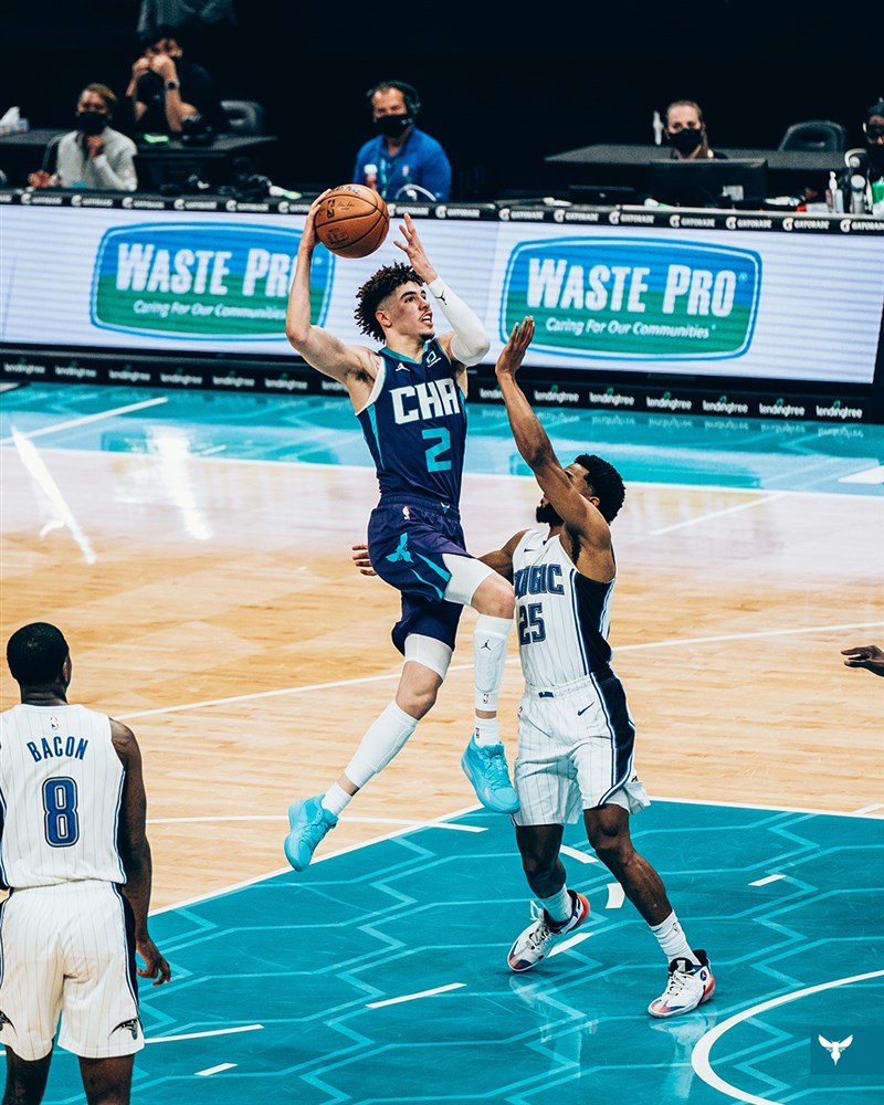 NBA宣布今年度最佳新秀得主為黃蜂後衛拉米羅.波爾(前中)。(圖取自facebook.com/hornets)