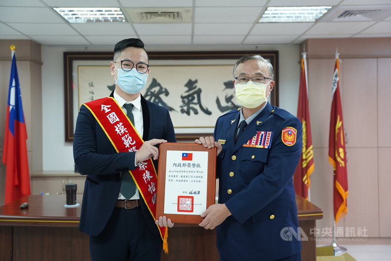 年僅31歲的新北市永和分局員警陳怡瑞(左)緊咬猛追吸食毒品死亡案後續,終破獲製毒工廠,獲選全國模範警察。新北市政府警察局長黃宗仁(右)17日邀請陳怡瑞到局長室接受表揚。(新北市政府警察局提供)中央社記者沈佩瑤傳真 110年6月17日