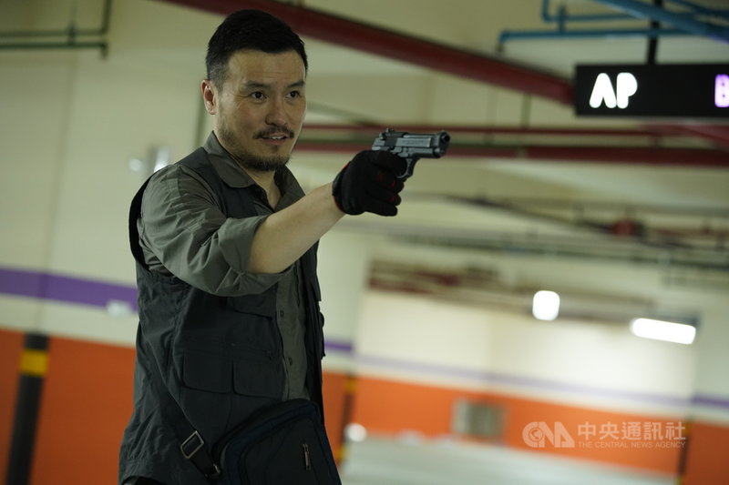 大馬視帝李銘忠(圖)出演懸疑犯罪影集「第三佈局 塵沙惑」,他飾演的通緝犯「胡大東」將在第3集登場,更頻頻向張榕容、莊凱勛找碴,身上疑點重重。(CATCHPLAY提供)中央社記者葉冠吟傳真 110年6月17日