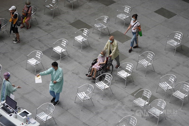指揮中心表示,75歲以上老人一旦染疫致死率恐達22.7%,呼籲接種疫苗。中央社記者徐肇昌攝 110年6月17日