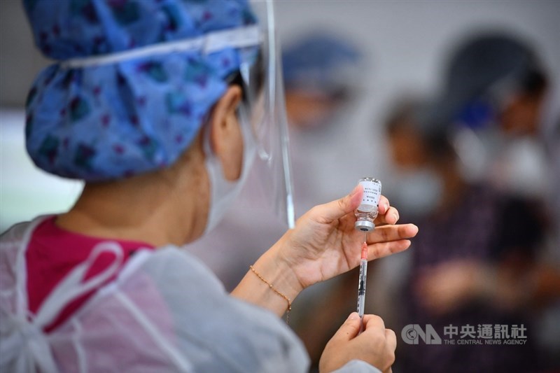 國民黨立委林德福質疑長者接種疫苗後的死亡率很高,衛福部長陳時中說,死亡有各種可能,不能排除跟打疫苗有關,不過整體來說施打疫苗利大於弊,建議要施打。(中央社檔案照片)