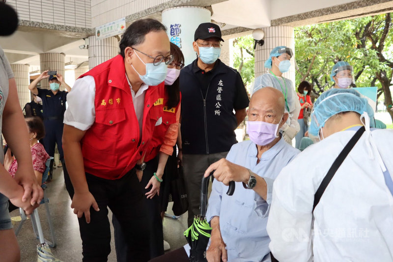 高雄市15日啟動疫苗注射,副市長史哲(左)17日上午視察左營國小疫苗接種服務站,問候前來接種的長輩。(高雄市政府提供)中央社記者洪學廣傳真 110年6月17日