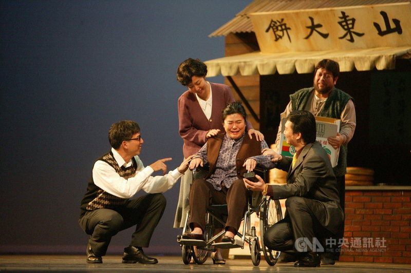 綠光劇團為了感謝捐款觀眾,導演吳念真宣布自6月21日起經典作品「人間條件」系列6集將依序在綠光劇團臉書免費播出,每部在線上停留48小時,用戲劇線上陪伴觀眾。(綠光劇團提供)中央社記者趙靜瑜傳真 110年6月17日