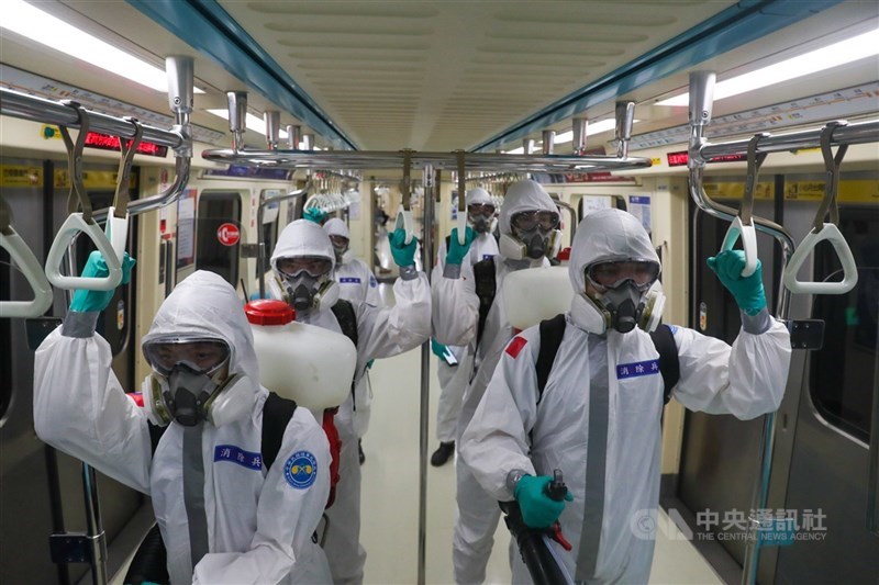 台北市警察局捷運警察隊一名員警確診,已針對駐地全面清消。圖為5月31日化學兵於台北捷運消毒。(中央社檔案照片)