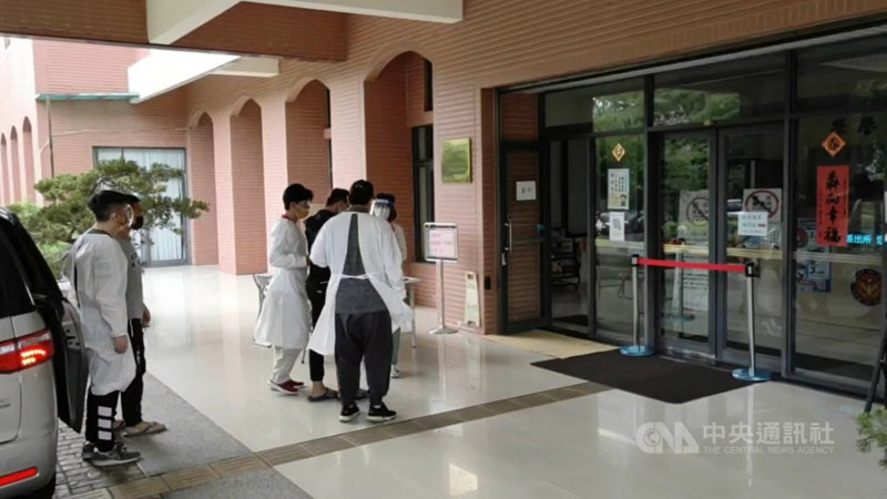台中市政府警察局太平分局17日表示,警方15日接獲報案指出,某少女與陳姓少年發生感情糾紛,鄭姓女子為替少女出氣,夥同6人約出陳姓少年毆打施虐,警方逮捕鄭女等7人送辦。(民眾提供)中央社記者蘇木春傳真 110年6月17日