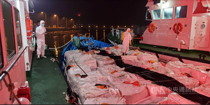 馬祖海巡在東引查獲中國籍無名漁船涉走私密封包裝豬腳、雞爪,防檢局完成採樣送檢,海巡也移交連江縣政府產業發展處完成銷毀。(連江縣產發處提供)中央社記者邱筠馬祖傳真 110年6月17日