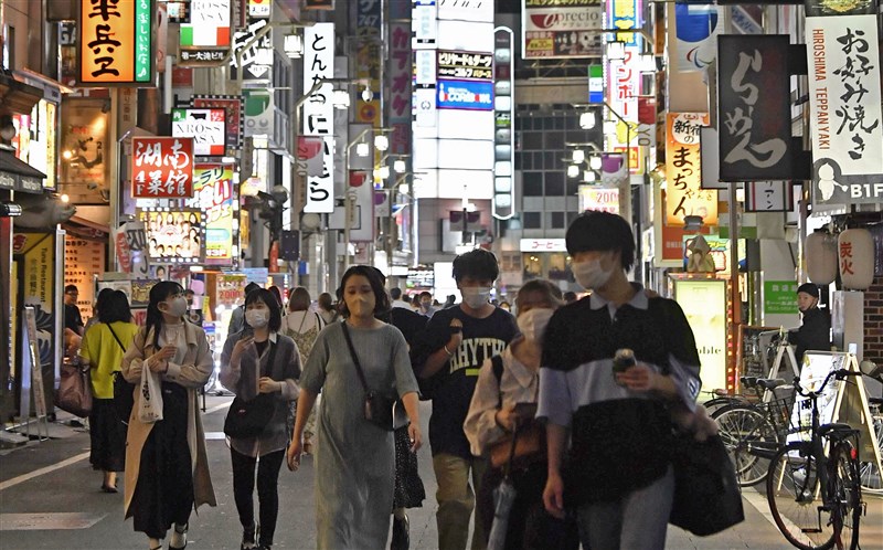 日本東京都鬧區外出人潮已連續5週增加，讓專家憂慮有可能出現超過第3波疫情的急速疫情擴大。圖為17日新宿街頭。（共同社）