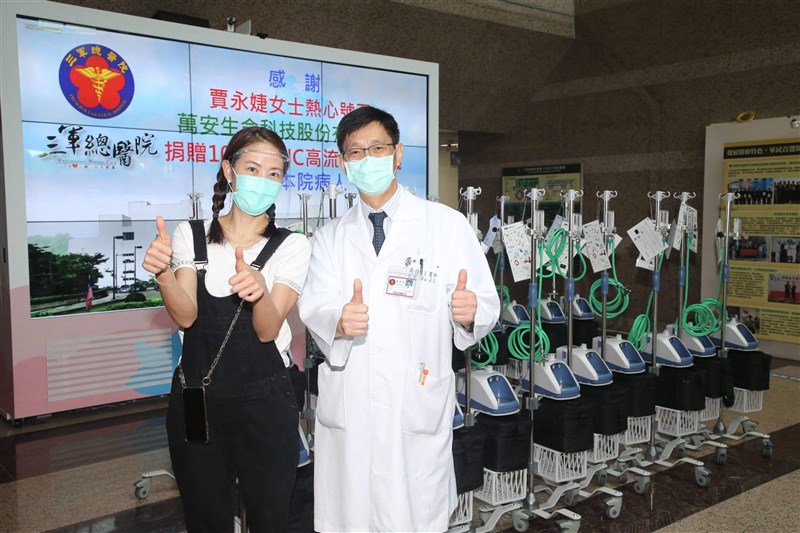 藝人賈永婕(左)號召企業界與演藝圈捐贈「救命神器」HFNC系統。(圖取自賈永婕臉書facebook.com)