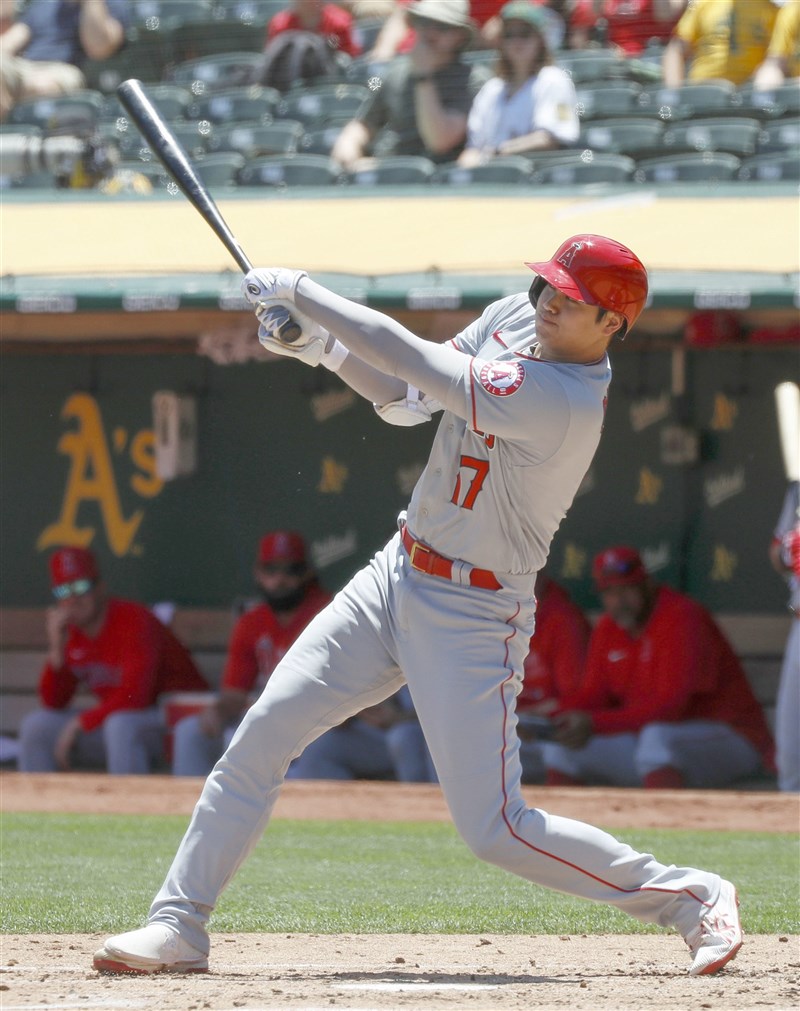 MLB日籍二刀流球星洛杉磯天使大谷翔平16日展現過人能耐,擊出本季第19轟,並靠著腳程跑出一支安打上壘隨後盜壘成功,可惜無助球隊取勝。(共同社)