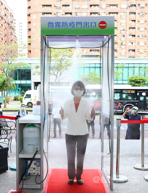 高雄市議長曾麗燕促成民間資源,率全市之先在左營警分局門口裝設首座防疫消毒門,經過時可噴灑二氧化氯消毒,曾麗燕17日並前往體驗並見證消毒門啟用。(高雄市議會提供)中央社記者洪學廣傳真 110年6月17日