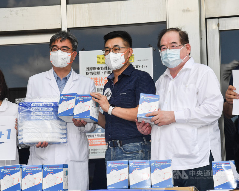 國民黨17日上午來到台北市聯合醫院中興院區,致送FFP2口罩與防護面罩等防疫物資給前線醫護人員,黨主席江啟臣(中)代表贈送。中央社記者鄭清元攝 110年6月17日