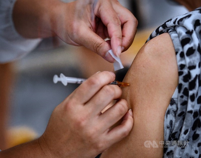 近日發生老人接種武漢肺炎疫苗後猝死事件,感染科權威李秉穎表示,接種疫苗後的死亡人數是否高於背景值,是各界密切觀察的重要指標。(中央社檔案照片)