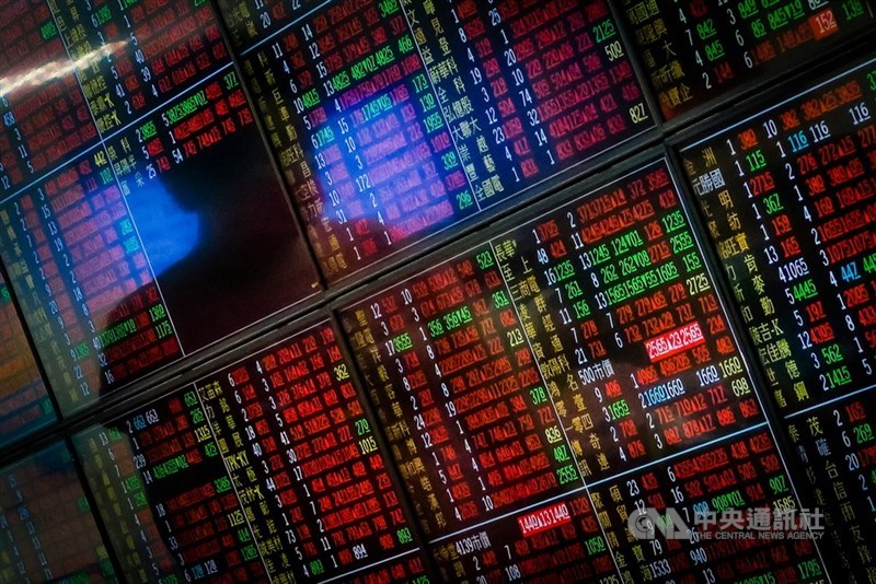 台灣證券交易所統計,台股18日收在17318.54點,較上週上漲105.02點。(中央社檔案照片)