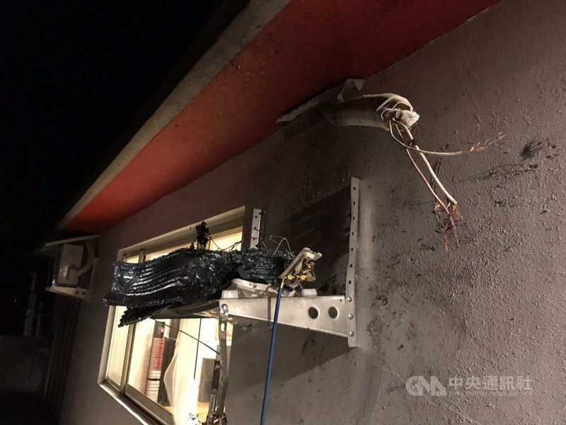 苗栗縣南庄鄉一處社區的2樓透天厝17日晚間有工人在裝設冷氣機時,突然引發爆炸,53歲董姓男子臉部遭炸傷送醫。(苗栗縣消防局提供)中央社記者管瑞平傳真 110年6月18日