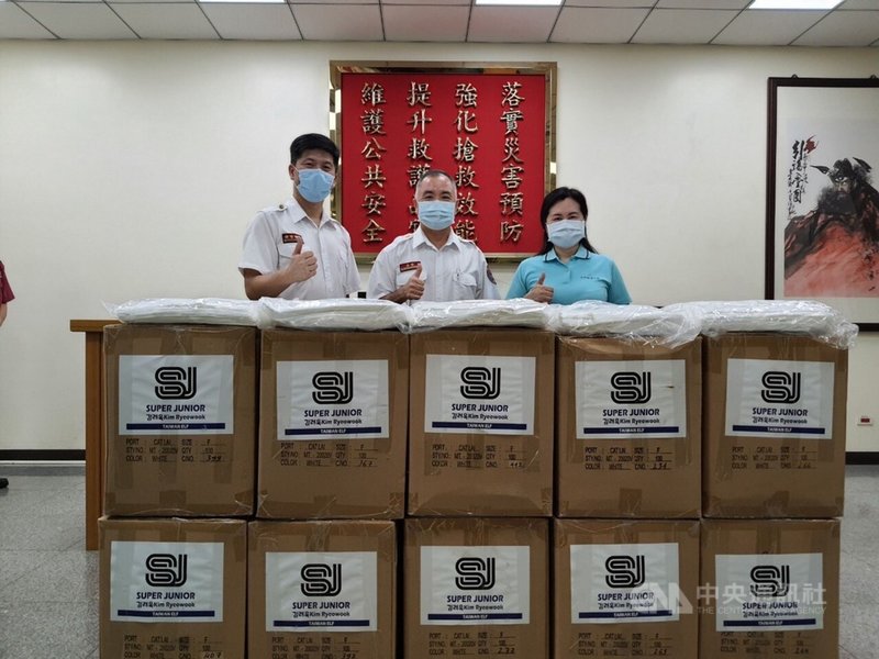 新竹縣消防局日前收到10大箱貼有「SJ」字樣的神祕包裹,新竹縣消防局長孫福佑(中)18日表示,包裹內有1000件隔離衣,是南韓天團Super Junior的台灣粉絲集資購買,讓消防人員感到非常窩心。(新竹縣消防局提供)中央社記者郭宣彣傳真 110年6月18日