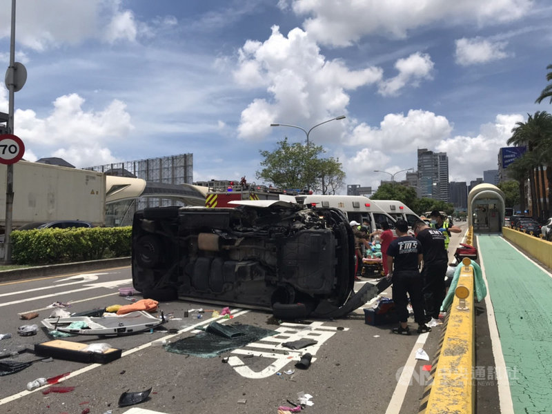 台中市吳姓男子18日駕駛民營救護車,載轉診患者與家屬前往台中榮民總醫院,行經西屯區一處路口時不慎擦撞公車專用道旁安全島,車輛翻覆。(民眾提供)中央社記者蘇木春傳真 110年6月18日