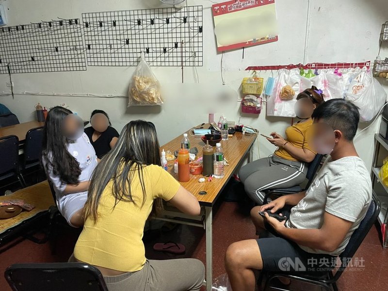 移民署高市專勤隊實施外來人口採檢防疫專案,專勤隊日前查獲5名外籍移工下班後違規群聚用餐,依法通報警方開單,每人至少開罰新台幣6萬元。(移民署提供)中央社記者洪學廣傳真 110年6月18日