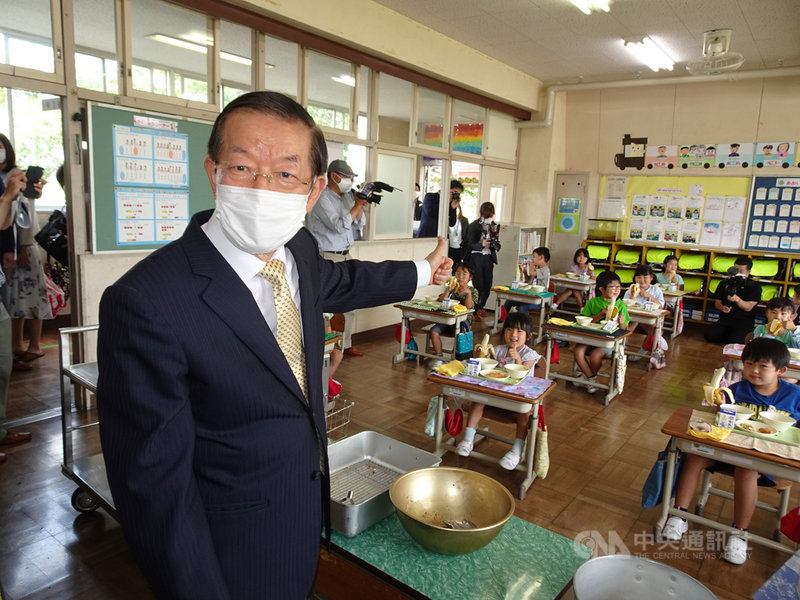 駐日代表謝長廷18日造訪東京奧運台灣隊接待城茨城縣笠間市,贈香蕉給當地學童,看到學童吃得津津有味感到很開心。中央社記者楊明珠茨城攝 110年6月18日