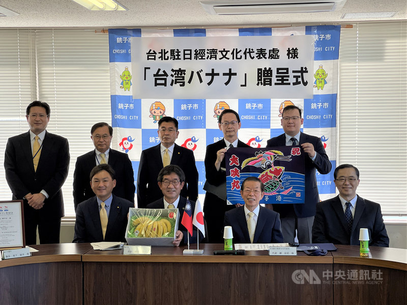 駐日代表謝長廷18日下午造訪東京奧運台灣隊接待城千葉縣銚子市贈香蕉給當地學童,受到銚子市長越川信一熱烈歡迎。中央社記者楊明珠千葉攝 110年6月18日