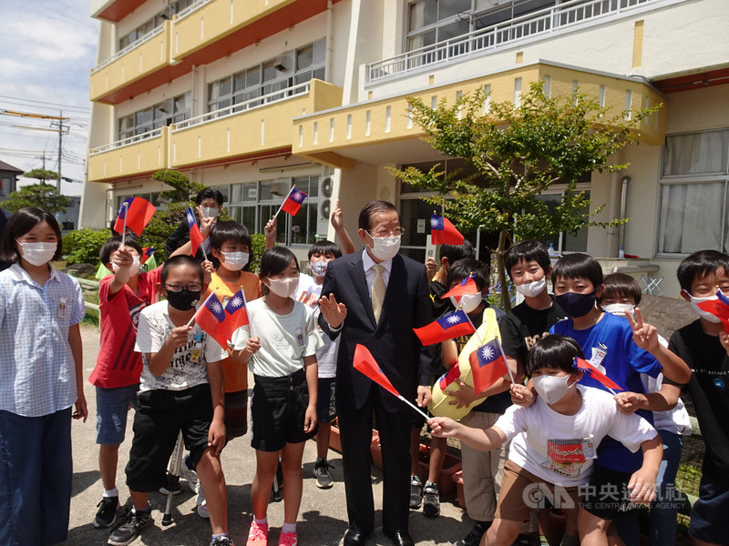 駐日代表謝長廷18日造訪東京奧運台灣隊兩座接待城茨城縣笠間市(圖為宍戶小學)及千葉縣銚子市,贈香蕉給學童增添營養午餐菜色,受到熱烈歡迎。中央社記者楊明珠茨城攝 110年6月18日