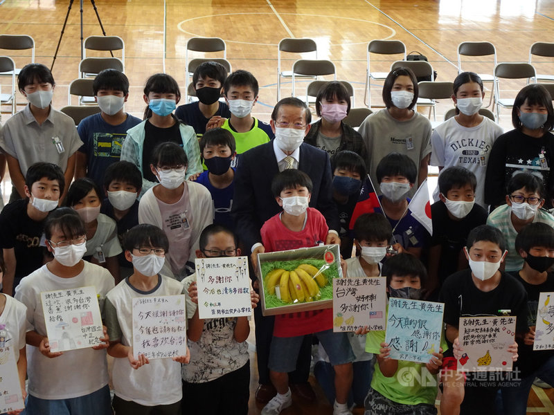 駐日代表謝長廷18日造訪東京奧運台灣隊接待城茨城縣笠間市,贈台灣香蕉給宍戶小學,學童寫感謝卡送謝長廷。中央社記者楊明珠茨城攝 110年6月18日