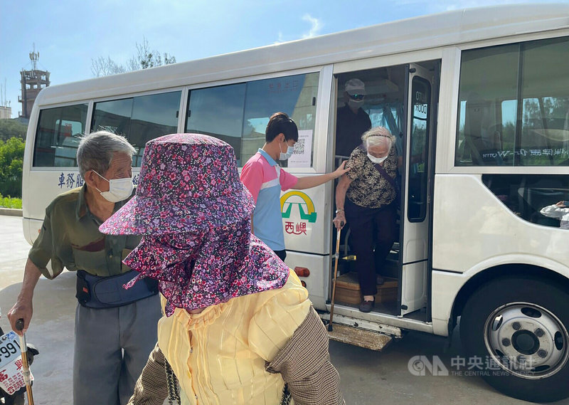 澎湖75歲以上長者可接種武漢肺炎疫苗,各鄉、市公所皆調派復康巴士或專車接送長者就近施打疫苗,讓長輩打疫苗更便利。(澎湖縣政府提供)中央社 110年6月18日