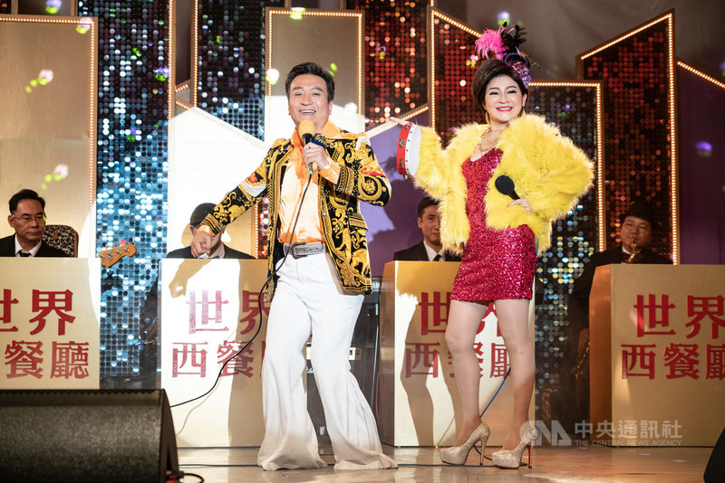 藝人王中平(前左)、王彩樺(前右)在八點檔「黃金歲月」中飾演餐廳秀主持人夫妻檔,兩人相識多年,卻是首次搭檔拍戲,還得揪團減重。(民視提供)中央社記者葉冠吟傳真 110年6月18日