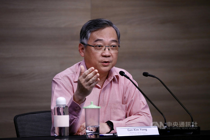 新加坡跨部會抗疫工作小組聯合領導人之一、貿工部長顏金勇18日表示,下週起按原訂計畫開放餐廳內用,但限制每桌最多2人,以防疫情擴大。(新加坡通訊及新聞部提供)中央社記者侯姿瑩傳真 110年6月18日