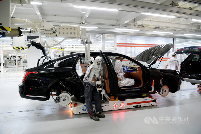 針對汽車晶片荒,中國工信部前部長苗圩18日說,中國汽車產業需要建立自主可控的車規級晶片產業體系。圖為位於吉林長春的中國一汽工廠,正在組裝紅旗豪華汽車。(中新社提供)中央社 110年6月18日