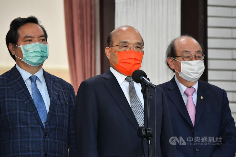 行政院長蘇貞昌(中)與行政院發言人羅秉成(左)18日前往立法院致意。右為民進黨立院黨團總召柯建銘。(行政院提供)中央社記者賴于榛傳真 110年6月18日