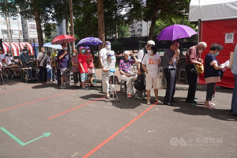 指揮中心18日說,部分個案慢性病況不穩定,大熱天排隊等待也增加壓力,慢性病長者最好等身體狀況穩定再接種,不須搶打疫苗。(中央社檔案照片)