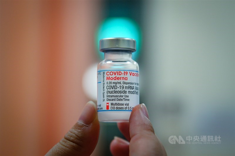 疫情指揮中心證實，約24萬劑莫德納疫苗將於18日下午4時左右抵台，疫苗效期至12月15日。（中央社檔案照片）