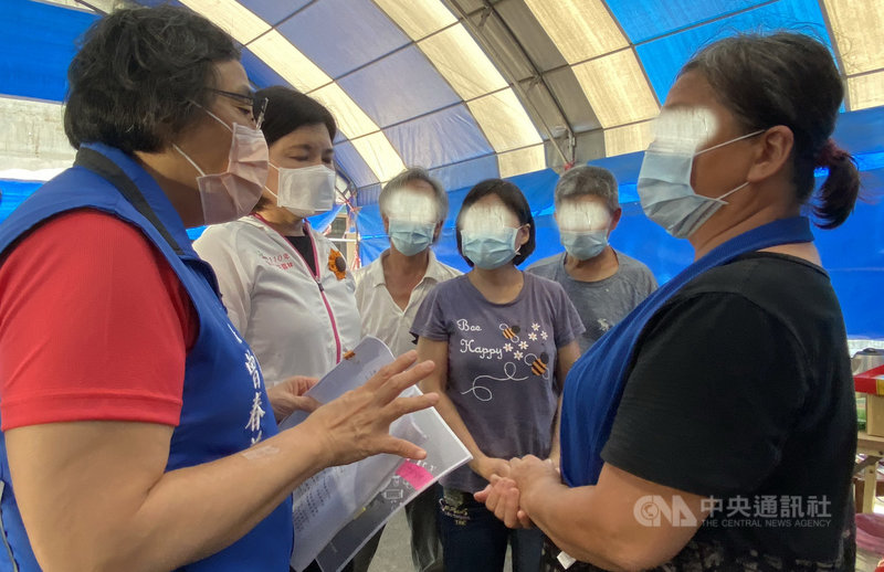雲林縣傳出長者疑似施打武漢肺炎疫苗後猝死事件,至18日死亡人數達4人;衛生局長曾春美表示,死因有待釐清。雲林縣長張麗善(左2)18日下午分別前往死者家中慰問。(雲林縣政府提供)中央社記者蔡智明傳真 110年6月18日