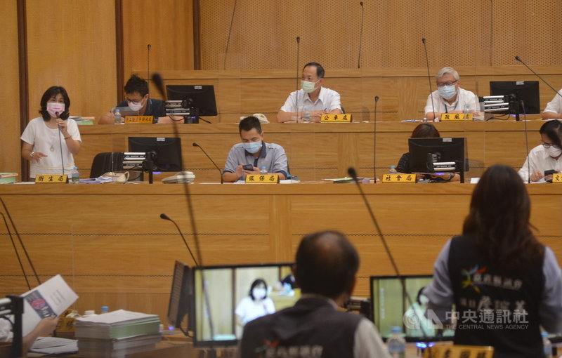 嘉義縣一處集中檢疫所靠近民宅引起民眾恐慌,紛紛向議員陳請,要求檢疫所遷移。嘉義縣衛生局長趙紋華(前排左,白衣者)18日表示,已擴大周邊環境消毒範圍及次數。中央社記者蔡智明攝 110年6月18日