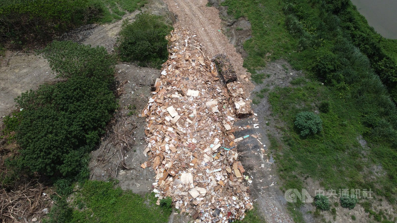 150噸廢棄樹枝、裝潢木材等廢棄物被違法傾倒在屏東東港溪旁高灘地,10日被屏東縣環保局查獲。檢方18日表示,已限期讓涉嫌傾倒的方姓被告提出廢棄物清理計畫書,經陳報環保局核准後,應儘速將廢棄物清理完畢。(屏東地檢署提供)中央社記者郭芷瑄傳真 110年6月18日