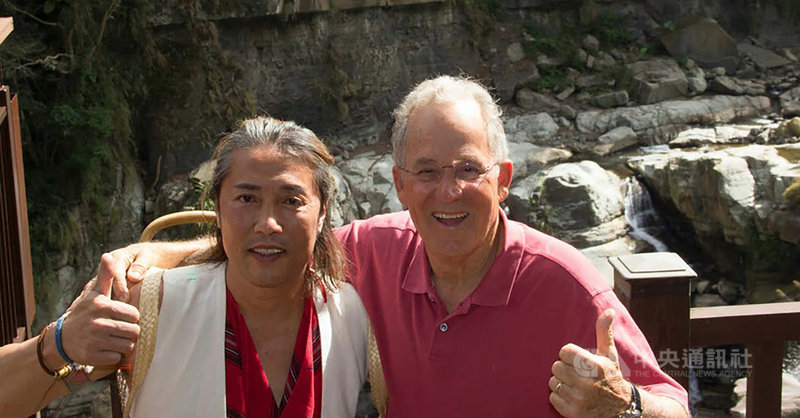 交通部觀光局與美國公共電視網(PBS)熱門旅遊節目Joseph Rosendo's Travelscope合力製作節目「台灣山脈與小鎮旅遊」,導演暨主持人羅森度(Joseph Rosendo)(右)於第2集中帶領觀眾走訪客家小鎮三義,該集內容也獲第42屆泰利獎銀獎肯定。(交通部觀光局提供)中央社記者汪淑芬傳真 110年6月18日