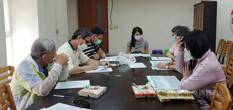澎湖縣政府衛生局18日邀集5家民間診所完成簽約,投入武漢肺炎疫苗接種行列,盼讓縣內AZ疫苗施打作業更加順暢。(澎湖縣政府提供)中央社 110年6月18日