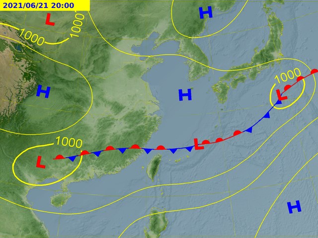 中央氣象局預測,21日有一波梅雨鋒面接近,22日至25日呈現滯留,台灣將連續多日易降雨。圖為21日滯留鋒位置預測圖。(圖取自氣象局網頁cwb.gov.tw)