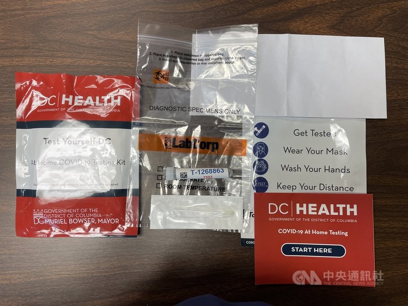 家庭快篩包中,除了快篩程序說明外,還有一支棉花棒、存放試管、註明「生物危害」標誌的塑膠袋,以及回收信封。中央社記者江今葉華盛頓攝 110年6月19日