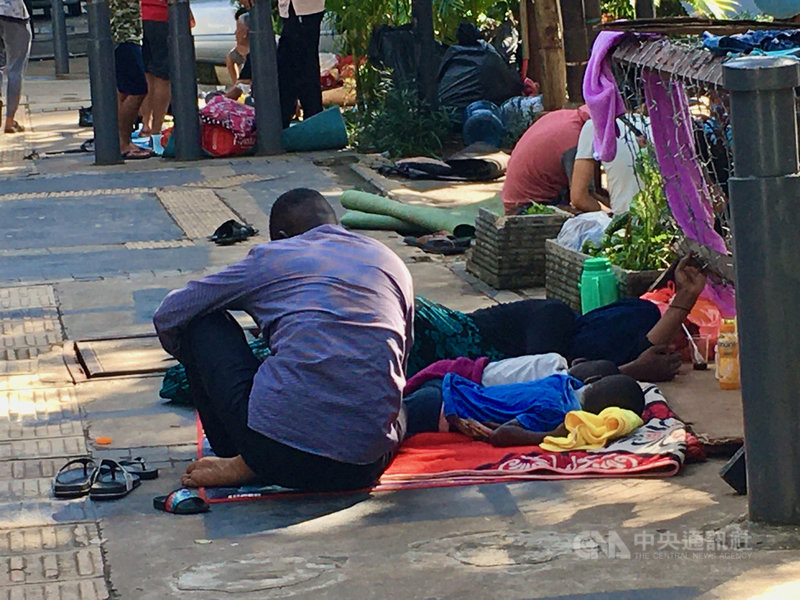 來自蘇丹的一家4口已經在聯合國難民署雅加達辦公室外露宿7個月,他們與許多來自阿富汗的難民要求聯合國難民署加速安置程序。圖攝於6月7日。中央社記者石秀娟雅加達攝 110年6月19日