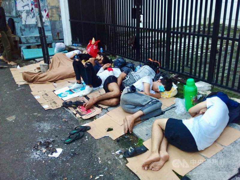 印尼有約1萬4000名來自阿富汗等國家的國際難民,約半數沒有獲得任何國際組織協助,露宿雅加達街頭又常遭警察驅離。(難民提供)中央社記者石秀娟雅加達傳真 110年6月19日