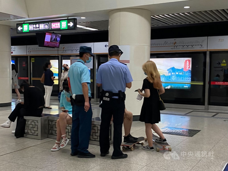 中共將在7月1日慶祝建黨百年,從6月中上旬起,北京的地鐵站內開始加強臨檢,不時可見警方對乘客隨機查驗證件。中央社記者繆宗翰北京攝 110年6月19日