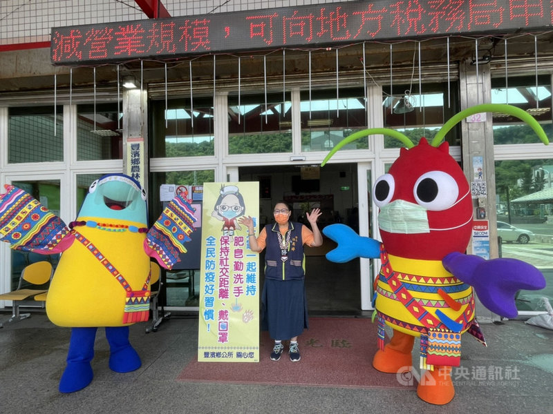 位在台11線上的花蓮豐濱鄉為原住民鄉鎮,當地學童設計的吉祥物「飛兒」、「蝦兒」,原本預定今年暑假登場,為觀光行銷代言,因疫情暫時「轉行」成為防疫吉祥物。(豐濱鄉公所提供)中央社記者張祈傳真 110年6月19日