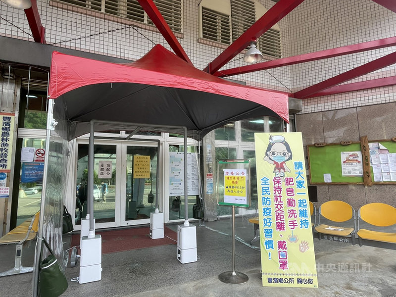 位在台11線上的花蓮豐濱鄉為原住民鄉鎮,公所自行組裝特製消毒感應隧道,讓洽公民眾進出公所前完成全身消毒。(豐濱鄉公所提供)中央社記者張祈傳真 110年6月19日