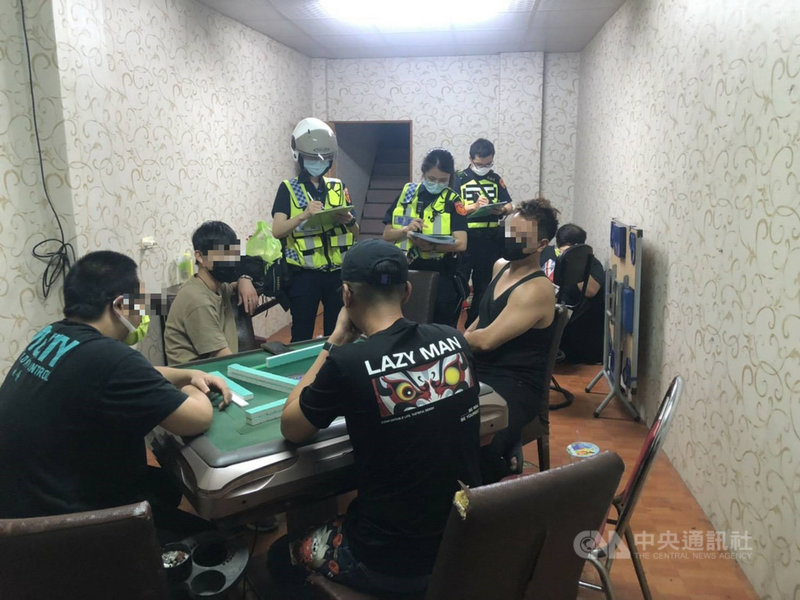 張姓男子等5人18日晚間群聚彰化市一處室內打麻將、喝酒,甚至沒戴口罩,警方依違反傳染病防治法函送裁罰。(警方提供)中央社記者蕭博陽彰化縣傳真 110年6月19日
