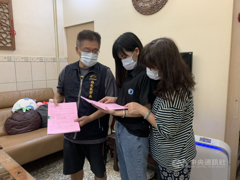 武漢肺炎疫情期間,基層里鄰長肩負防疫宣導工作,每天要幫忙發放接種疫苗通知單,與民眾接觸,台中市政府宣布,19日起將開放為全市1萬3000名鄰長施打疫苗,多名鄰長也出面力挺市府政策。(台中市政府提供)中央社記者蘇木春傳真 110年6月19日