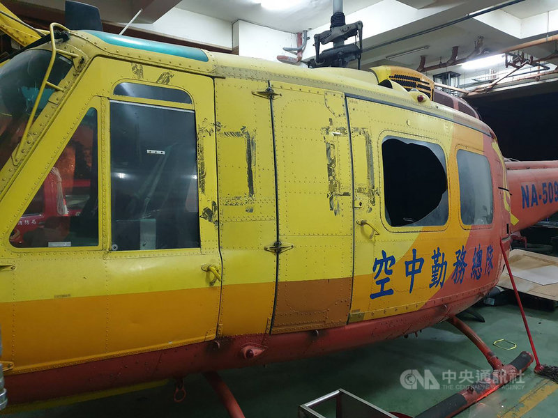 台中市警察局豐原分局表示,18日凌晨獲報指消防局第一救災救護大隊豐原分隊內,有一部教材用直升機遭人破壞,隨後查出為53歲張姓男子酒後,進入豐原消防分隊旁空地,持空心磚砸破訓練用的退役UH-1H直升機駕駛座擋風玻璃,以及駕駛座側滑門窗戶。(民眾提供)中央社記者蘇木春傳真 110年6月19日